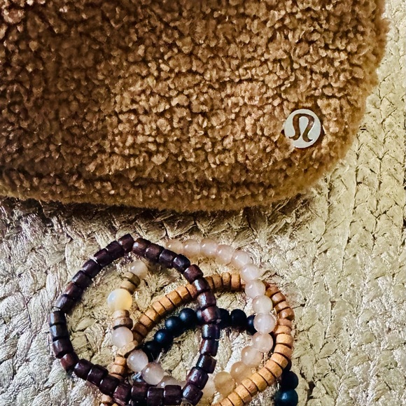 Cream Half-Zip Top and Reebok Black Shorts Bundle (3 pieces) - Picture 5 of 9